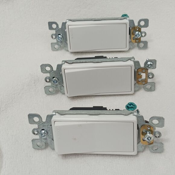 3 SWITCHES Leviton Decora 15 AMP Single 15A-120/277V AC/CA Used Good Works - Picture 3 of 11